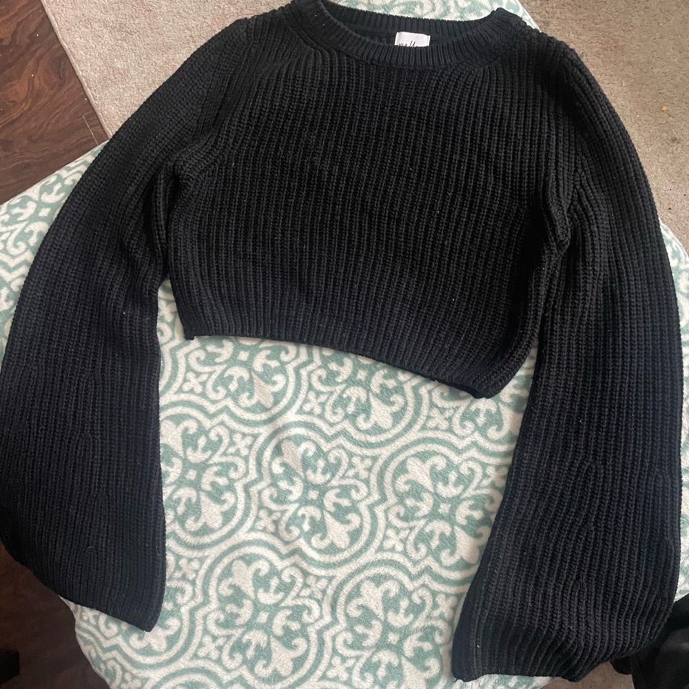 Cropped black sweater with flare sleeves